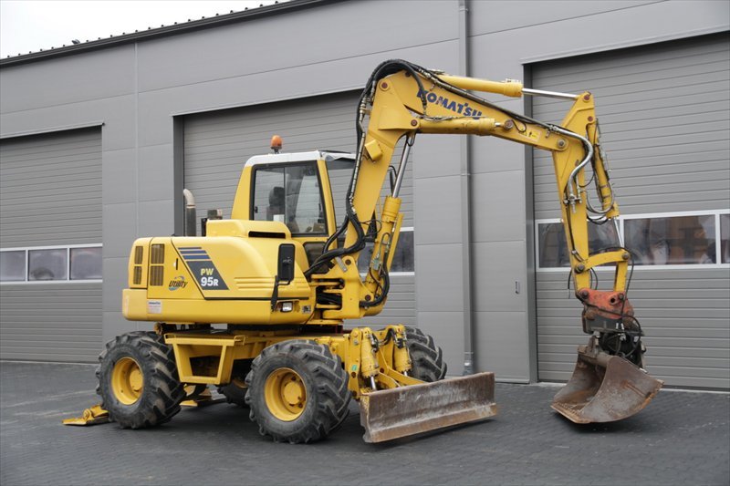 KOMATSU WB 95 R-1 tłoki i pierścienie